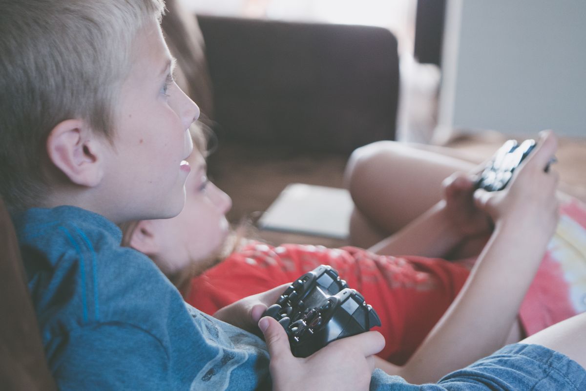 Family Multiplayer on Portable Gaming in 2026: Steam Deck + Switch 2 Setup That Actually Works